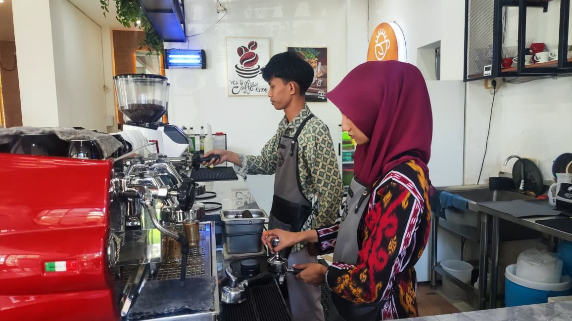 Perkuat Kompetensi Praktis, Mahasiswa Seni Kuliner Magang di Senja Cafe Selama Enam Bulan