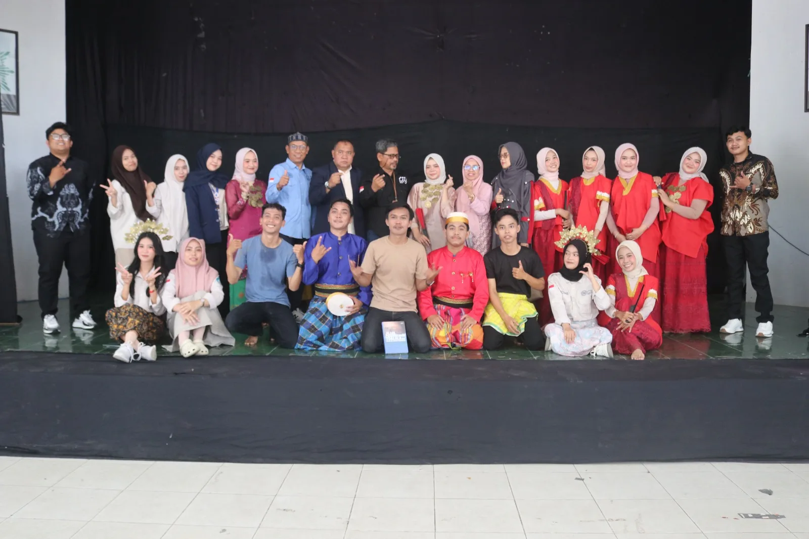 Mahasiswa S1 Pendidikan Bahasa Indonesia UMS Rappang Turut Sukseskan Pementasan Teater Tania Andi
