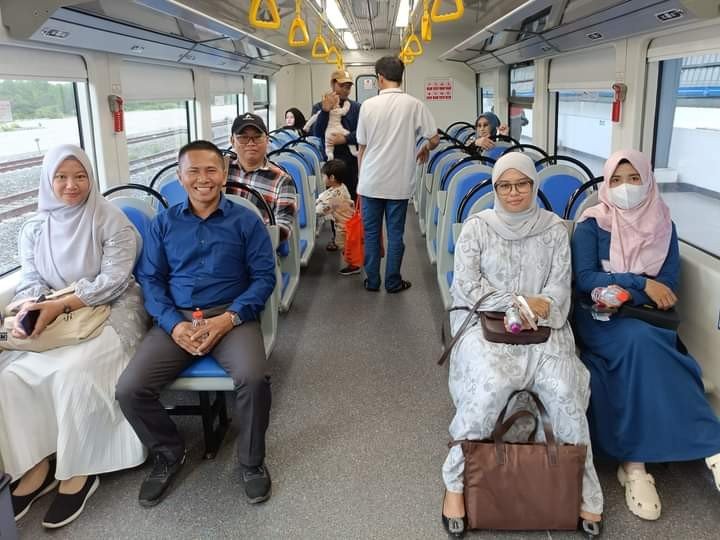 Pererat Kebersamaan,Dosen UMS Rappang Pilih Transportasi Kereta Api untuk Perjalanan Antar Kota